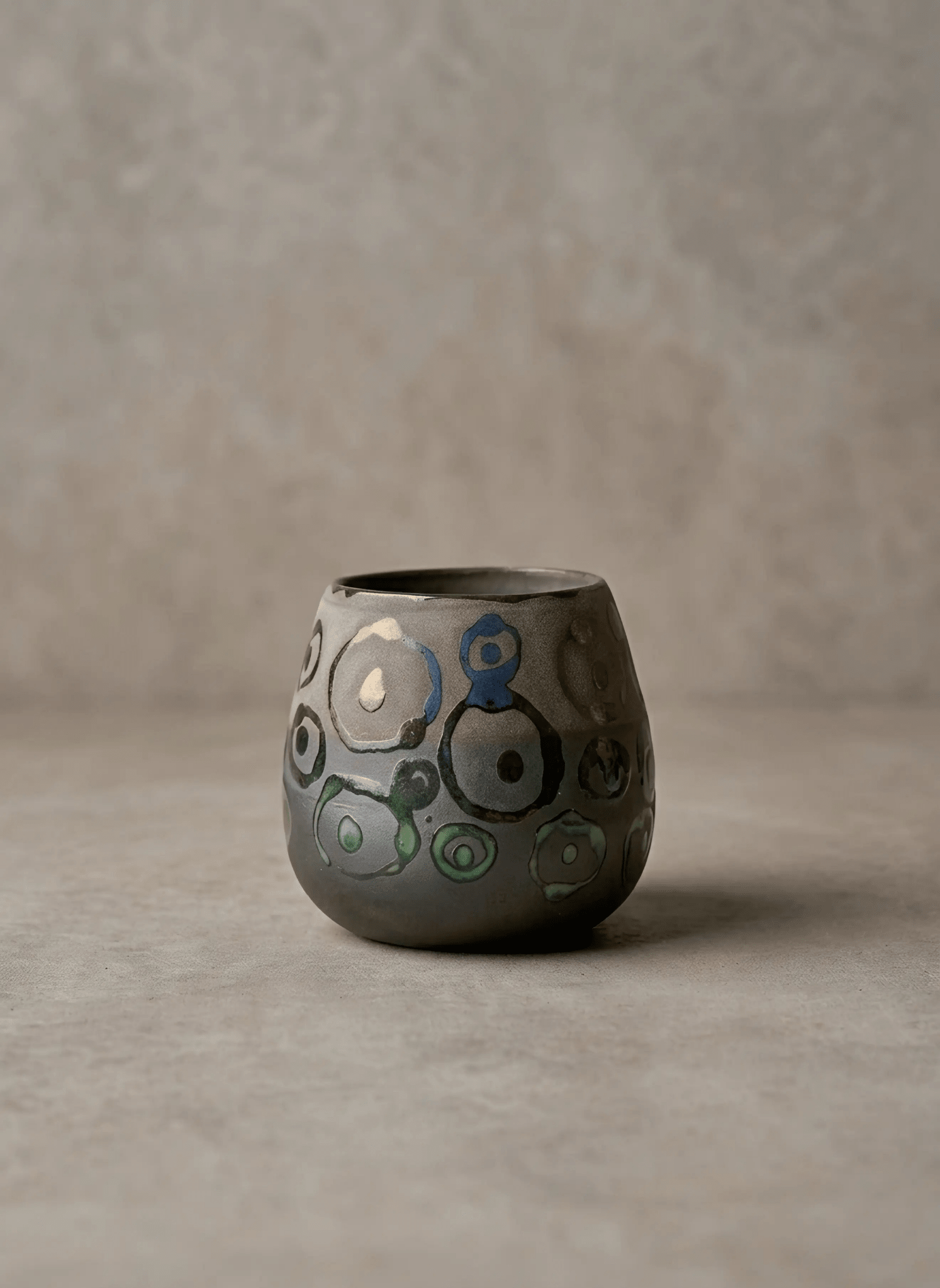 Matahari - Pot Artisanal en Terre Cuite à Engobe Brun, Motif Circulaire - asceramique