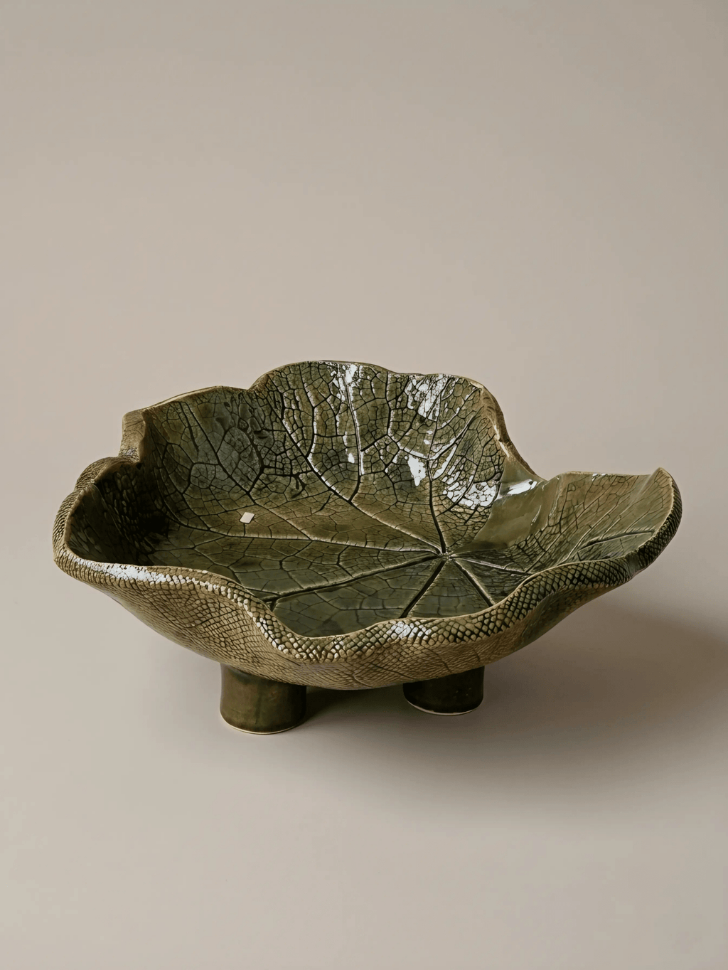 Plat Tripode "Feuille de Jardin" en Céramique d'Art – Vert Émeraude - asceramique