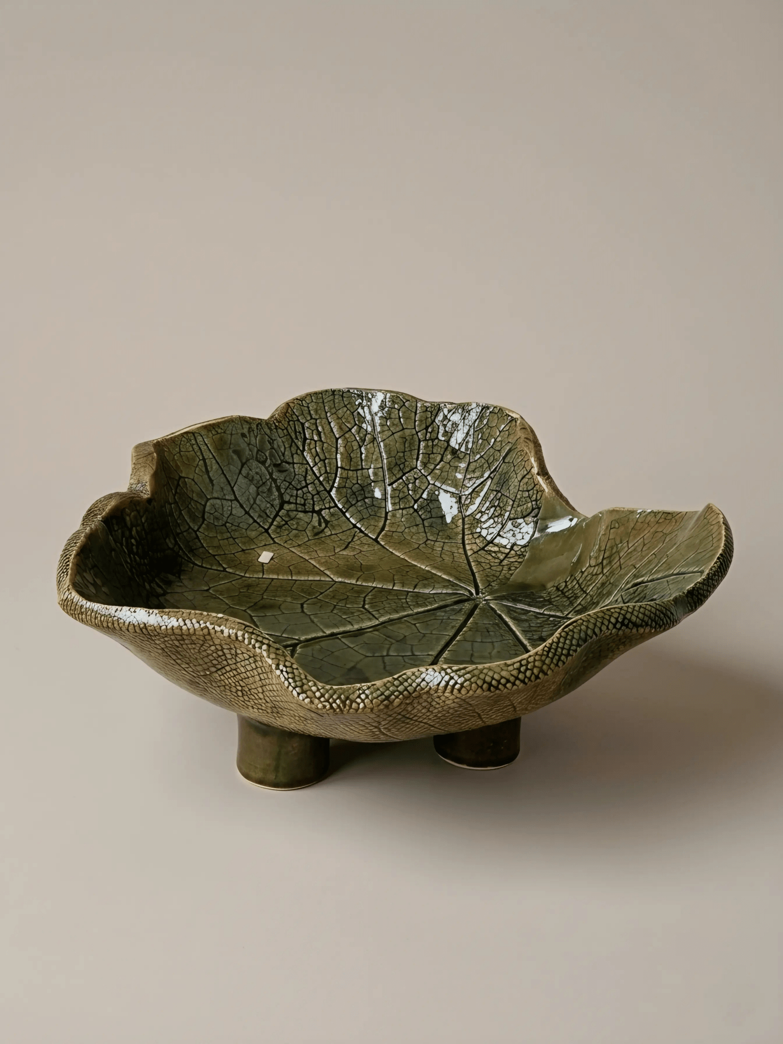 Plat Tripode "Feuille de Jardin" en Céramique d'Art – Vert Émeraude - asceramique
