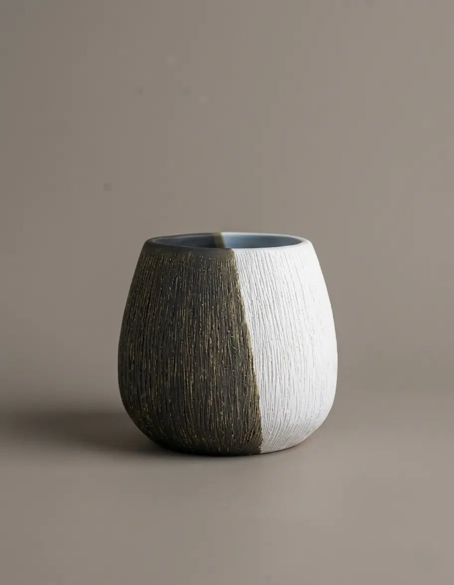 Pot Vase Artisanal "Bari" : Contraste Noir & Blanc Texturé - Fait Main à Oulja - asceramique